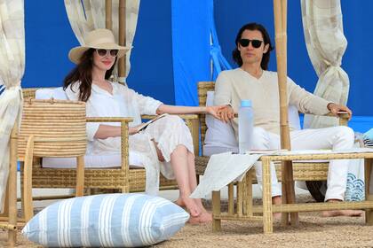 Anne Hathaway y Jared Leto en la grabación de WeCrashed