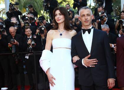 Anne Hathaway y Jeremy Strong, protagonistas de Armageddon Time,  durante la presentación de la película en el Festival de Cannes