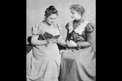 Anne leyéndole a Helen en 1898