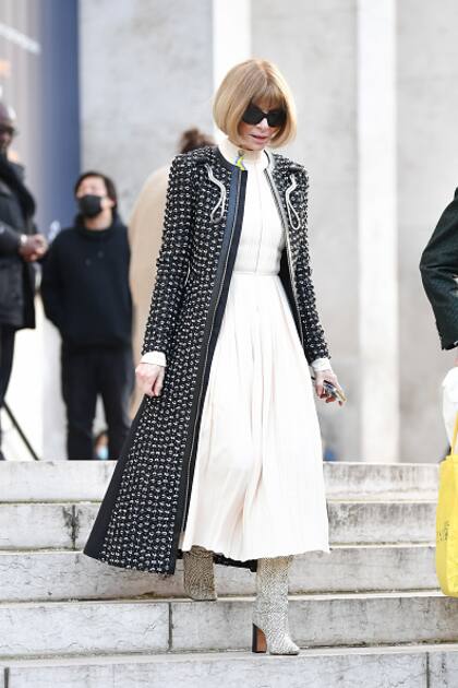 Anne Wintour tuvo un poder fenomenal en el mundo de la moda. Desde Vogue, tenía la capacidad de llevar a la cima o hundir a un diseñador. Hoy, si bien mantiene influencia, las redes y los medios digitales disminuyeron su capacidad de fuego. (Photo by Jacopo Raule/Getty Images)