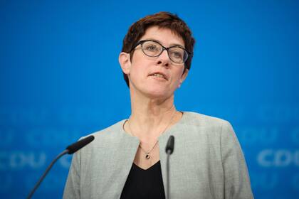 Annegret Kramp-Karrenbauer, delfín de Merkel, fue elegida en febrero nueva secretaria general de la CDU y en las últimas horas habría decidido postularse para dirigir el partido