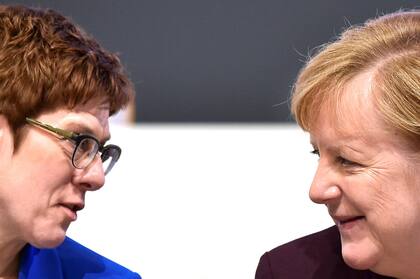 Annegret Kramp-Karrenbauer junto a la canciller alemana Ángela Merkel