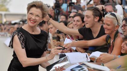 Annette Bening saludó y firmó autógrafos al llegar a la alfombra roja