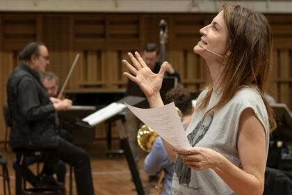Annie Dutoit y su padre, el director Charles Dutoit, detrás, durante uno de los ensayos de "La historia del soldado", que se verá este fin de semana en el Festival Argerich del Teatro Colón