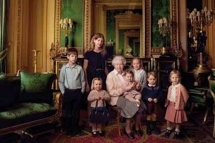 Annie Leibovitz retrató a la reina, en su 90° cumpleaños, en el salón verde del Castillo de Windsor, con sus dos nietos menores y sus cinco bisnietos
