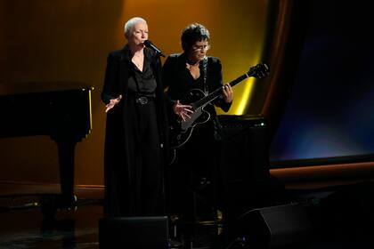 Annie Lennox le rindió tributo a Sinead O'Connor en los premios Grammy