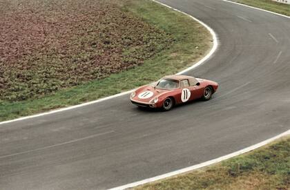 Annie Soisbault de Montaigu a toda velocidad en una curva (foto: edición N°66 - “The Ferrari Magazine”)