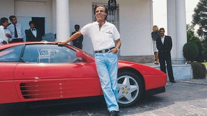 Año 1991. Carlos Menem posa con la Ferrari que le obsequió un empresario italiano cuando era presidente