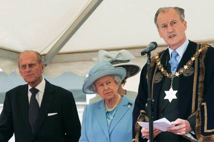 Año 2007. Norton Knatchbull -conocido hasta 2005 como Lord Romsey y hasta 2017 como Lord Brabourne- , dice unas palabras durante la visita de Isabel II y el duque de Edimburgo a Romsey, Inglaterra.