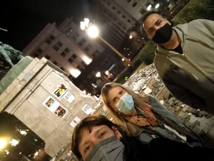 Anoche, a las 0.50, los padres de Nicolás Coscarelli junto a Mercedes Moreno Klappenbach repusieron fotos y carteles