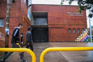 Balearon una escuela qom en un barrio de Rosario, dejaron una amenaza y debieron suspender las clases