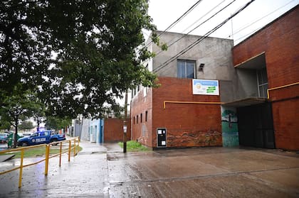 Anoche balearon por segunda vez la escuela Rosa Ziperovich de la zona norte de Rosario y dejaron un cartel intimidatorio. A esta escuela asistía, Máximo Jérez,  el chico de la comunidad toba que asesinaron hace unos meses atrás