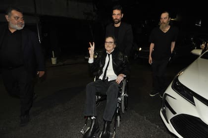 Anoche, Charly García recibió sus 74 años rodeado por sus íntimos. El músico celebró su cumpleaños en un bar de Palermo y estuvo acompañado por su hijo Migue y otros músicos y famosos de su entorno