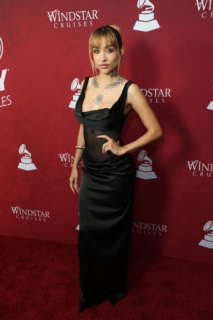 Anoche con la entrega de los Premios Especiales que tuvo lugar en Miami arrancó la semana de los Latin Grammy y allí estuvo María Becerra. "La Nena de Argentina" fue una de las artistas que se destacó en la alfombra roja con un vestido que combinó transparencias y un escote sugerente