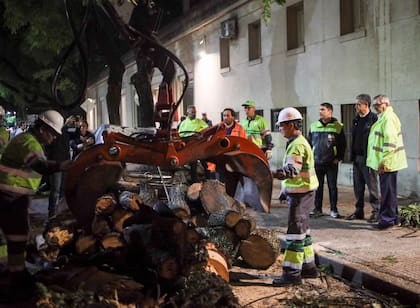 Anoche continuaron los trabajos en los barrios de la ciudad que fueron más afectados por el temporal