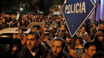 Anoche, en Monte Grande, los vecinos marcharon hasta la comisaría