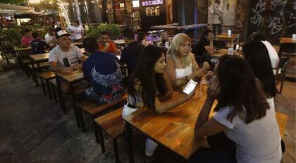 El decreto establecerá los parámetros y el marco legal para que cada provincia implemente restricciones de circulación en los horarios que considere necesarios