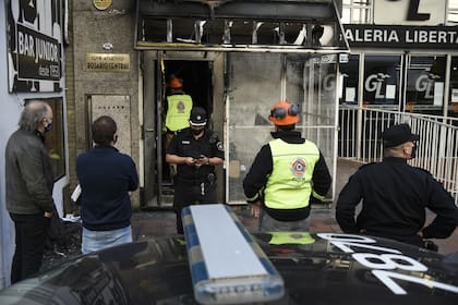 Anoche incendiaron y atacaron a piedrazos la sede del club Rosario Central, en el centro de Rosario, como represalia  por la rotura de un busto de Isaac Newells días atrás.