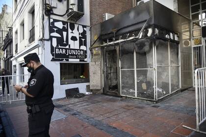 Anoche incendiaron y atacaron a piedrazos la sede del club Rosario Central, en el centro de Rosario, como represalia  por la rotura de un busto de Isaac Newells días atrás.