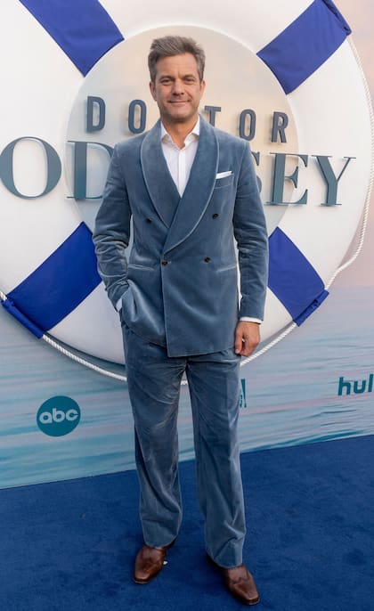 Anoche, Joshua Jackson, ex Dawson´s Creek, deslumbró en el estreno de la serie de ABC Doctor Odyssey, que tuvo lugar en el Club Bel-Air, con un traje de terciopelo celeste. El actor en esta oportunidad le dará vida a Max Bankman, un médico de urgencias que comienza a trabajar a bordo de un crucero