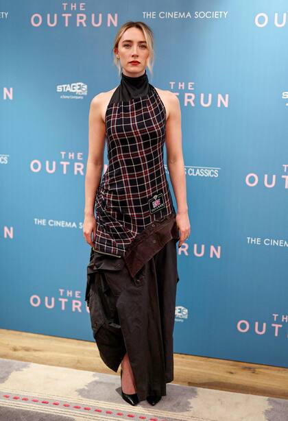 Anoche, Saoirse Ronan volvió a llamar la atención en su paso por la alfombra roja del estreno de su último film, The Outrun. La actriz apareció con un vestido de estilo grunge que parecía unir de forma irregular distintas partes de una misma campera. El diseño es parte de la colección Otoño/Invierno 2024 de Hodakova