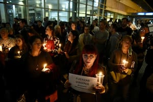 Anoche se hizo un abrazo solidario en el hospital donde está internada una de las víctimas