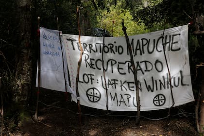 Una bandera colgada por la comunidad Lof Lafken Winkul Mapu en la zona del lago Mascardi