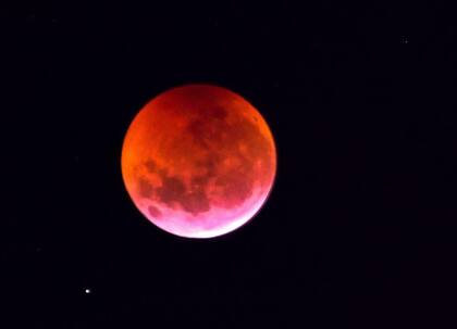 Se produjo una "superluna de sangre de lobo"