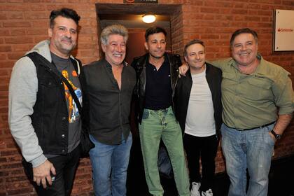 Anoche tuvo su gran estreno teatral en la sala Neruda del complejo la Plaza Tertawa, la comedia protagonizada por tres exintegrantes de ShowMatch y grandes amigos: Pachu Peña, José María Listorti y Sebastián Almada. La velada fue la excusa perfecta para el encuentro con colegas; Martín Bossi y Carna fueron de la partida