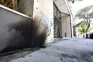 Anoche varios personas arrojaron bombas molotov, que impactaron sobre la vereda y en parte del hall de ingreso del edificio del diario Clarín