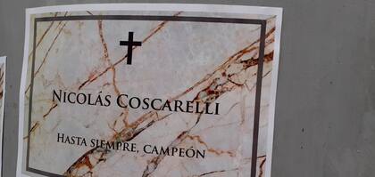Anoche volvió el cartel por la memoria de Nicolás, quien murió a los 30 años por coronavirus.