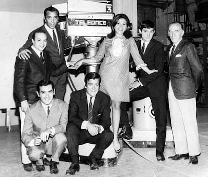 Años 60. Telecataplúm. Los uruguayos que desembarcaron en Buenos Aires no tenían personajes ni sketchs fijos, sino que construían cada semana diferentes esquelas.