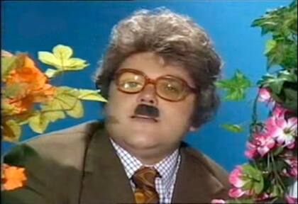 Años 90. Cha Cha Cha. Alfredo Casero, junto a Fabio Alberti y Diego Capusotto, marcó a una generación con el absurdo y transformó su estilo en objeto de culto