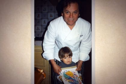 Años atrás, junto a uno de sus hijos.