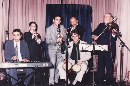 Años atrás. Los Linetzky, más jóvenes y con el zeide José en violín