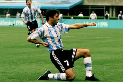 Años de selección... llegó de la mano de Passarella y jugó entre 1996 y 2003; el gol que le hizo a Brasil, en 1998, en el Maracaná, se recordará por siempre