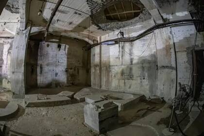 Años después, en 1943, cuando Noruega estaba bajo dominio nazi, 9 jóvenes y un científico noruegos ejecutaron "el mejor ataque" de la Segunda Guerra Mundial, destruyendo la producción de agua pesada en Vemork