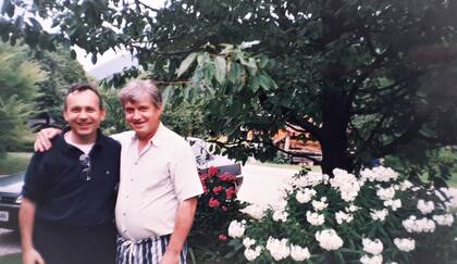 Años más tarde, con el sueño cumplido, junto a su primo en Eslovenia.