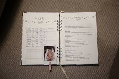 Anotaciones en el cuaderno de crianza que aman las mamás millennials