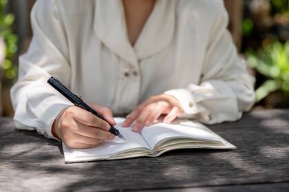 Anotar las contraseñas en un papel es una manera segura de gestionarlas y recordarlas