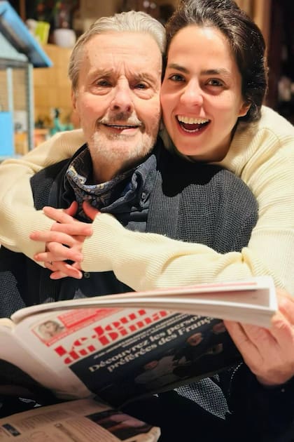 Anouchka Delon posteó una foto con su papá Alain en su Instagram para recibir el Año Nuevo 2024