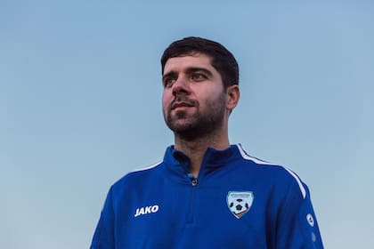 Anoush Dastgir, el entrenador de la selección nacional masculina de fútbol de Afganistán