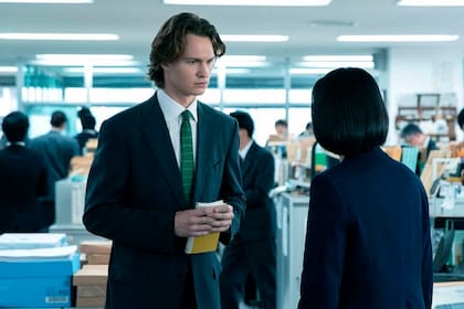 Ansel Elgort como Jake Adelstein en Tokyo Vice; Adelstein fue el primer periodista no japonés en el diario de mayor tirada del mundo; Rinko Kikuchi es su editora
