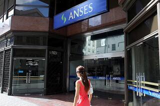 Quiénes cobran hoy AUH, jubilaciones, AUE y otras prestaciones de la Anses