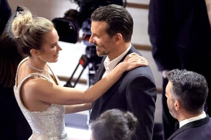 ¡Ansiedad de nominados! Emily Blunt y Bradley Cooper se saludan cálidamente en la ceremonia