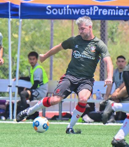 Ant Anstead en plena acción. El presentador de TV es un aficionado al fútbol y acaba de ganar un nuevo campeonato con su equipo 