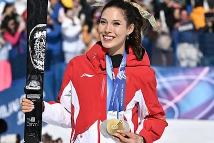 La esquiadora olímpica de estilo libre Eileen Gu es embajadora de la marca china de ropa deportiva Anta.