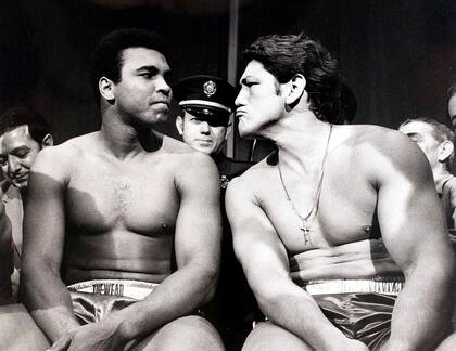 Antagonistas dentro y fuera del cuadrilátero: el recordado Muhammad Ali y el argentino Oscar "Ringo" Bonavena antes de una pelea en Nueva York en diciembre de 1971