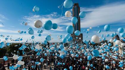 Ante cientos de niños de escuelas rosarinas, con globos celestes y blancos, Macri conmemoró el Día de la Bandera y llamó "a derrotar el narcotráfico que tanto daño le ha hecho a Rosario y a todo el país"
