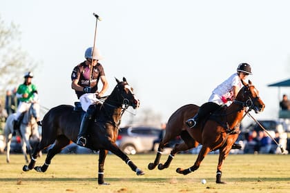 Ante Del Carril, un cogote de revés de Lucas Monteverde (n.), el jugador que tiene nexo con la jequesa y patrona Maitha Al-Maktoum en UAE Polo.